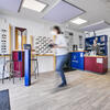 Moderne Optiker-Verkaufsräume mit Vinylboden aus ELA Containern 