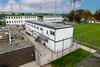 Container stehen direkt am Trainingsplatz