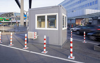 Kompakte Büros für Parkplatzwächter ELA Container - Pförtnercontainer am Flughafen Düsseldorf Außenansicht