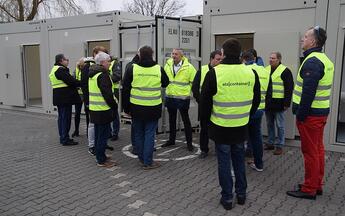 Teilnehmer beeindruckt von Containertechnik ELA Container - Fachtagung Baustromtechnick macht Betriebsführung auf dem ELA Gelände in Haren