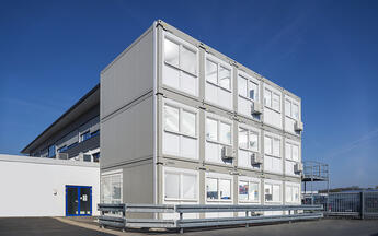 ELA errichtet Büros für Teile- und Service-Spezialisten ELA Container - Dreistöckige Containeranlage