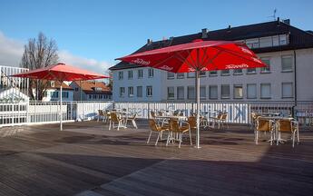 Barrierefrei zur Dachterasse ELA Container - Dachterrasse mit neuer Cafeteria aus ELA Räumen 1