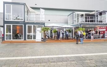 ELA Container nutzt Raumlösung für dynamischen Messeauftritt ELA Container - Messeauftritt mit Containeranlage