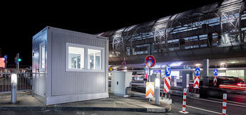 Kompakte Büros für Parkplatzwächter ELA Container - Pförtnercontainer am Flughafen Düsseldorf