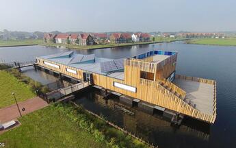 Schwimmendes Infozentrum aus ELA Containern ELA Container - Schwimmendes Infozentrum aus ELA Containern