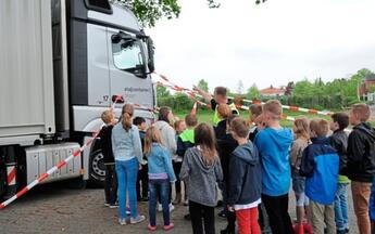 ELA Container - Schüler vor einem LKW