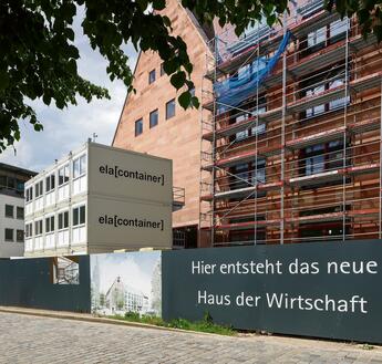 Die ELA Container sind für mehr Raum auf kleiner Fläche dreifach gestapelt 3-stöckiges Baustellenbüro von ELA Container für die IHK Nürnberg