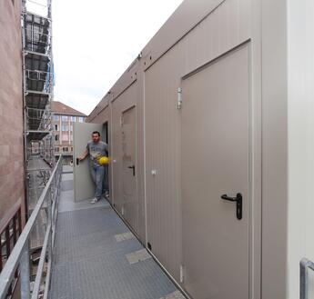 Außentreppe und Podest im 3. Stock des Baustellenbüros von ELA Container für die IHK Nürnberg Über Außentreppen und Podeste können die oberen Stockwerke der ELA Anlage erreicht werden