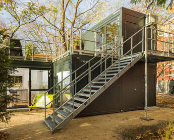 ELA Container als Showroom in Mainwald Elegantes Design mitten im Wald: ELA Container als Showroom