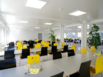 Firmenrestaurant aus Containern Das Restaurant aus Containern überzeugt durch seine helle und freundliche Atmosphäre.