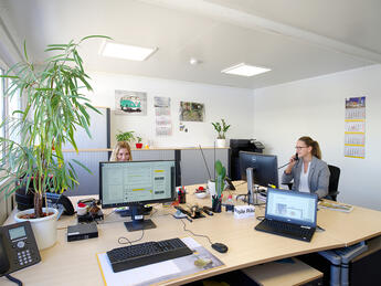 Durch flexible Wände lassen sich große Räume für mehrere Mitarbeiterinnen und Mitarbeiter schaffen. Durch flexible Wände lassen sich große Räume für mehrere Mitarbeiterinnen und Mitarbeiter schaffen.