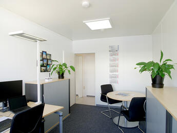 Geräumiges Büro aus Containern. Geräumiges Büro aus Containern.