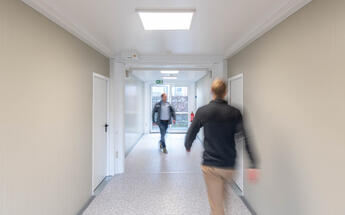 Geräumige Flure aus ELA-Qualitätsallroundern verbinden die Unterrichtsräume. Geräumige Flure aus ELA-Qualitätsallroundern verbinden die Unterrichtsräume.