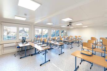 Die Klassenräume bieten Platz für etwa 30 Schülerinnen und Schüler. Die Klassenräume bieten Platz für etwa 30 Schülerinnen und Schüler.
