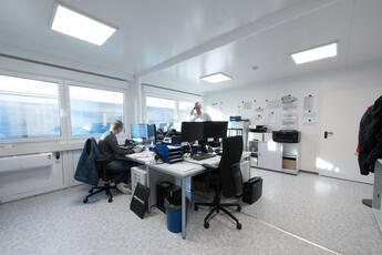 Helle und geräumige Bürocontainer schaffen eine produktive Arbeitsatmosphäre. Helle und geräumige Bürocontainer schaffen eine produktive Arbeitsatmosphäre.