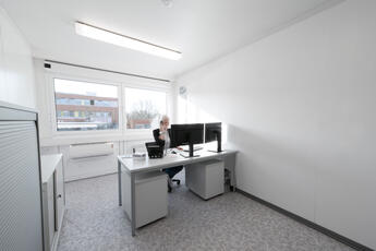 In den voll möblierten Bürocontainern lässt es sich ungestört arbeiten. In den voll möblierten Bürocontainern lässt es sich ungestört arbeiten.