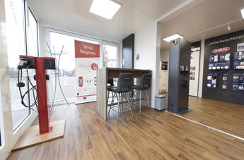 Im Showroom werden Angebote regionaler Händler ausgestellt. Im Showroom werden Angebote regionaler Händler ausgestellt.
