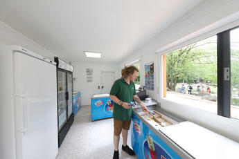 In die Containeranlage wurden große Fenster eingebaut, um das Essen durchreichen zu können..