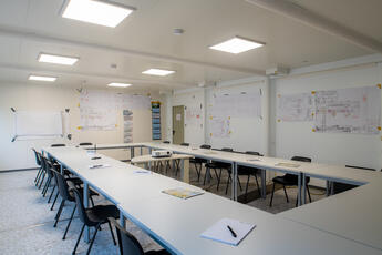 Selbst große Besprechungsräume finden in der vierstöckigen Containeranlage Platz. Selbst große Besprechungsräume finden in der vierstöckigen Containeranlage Platz.