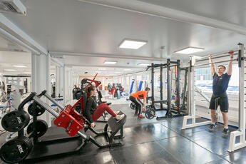 Das Fitnessstudio aus ELA Containern bietet genügend Platz für ein richtiges Workout. Das Fitnessstudio aus ELA Containern bietet genügend Platz für ein richtiges Workout.