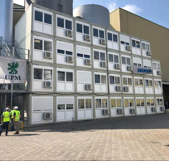 Die vierstöckige Containeranlage bei UPM in Dörpen bietet viel Platz auf wenig Grundfläche.