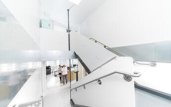 Zwei Standorte der Kreissparkasse Steinfurt ziehen in mobile ELA-Räume ELA Container - Treppenhaus in einer Sparkasse