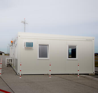 ELA Container auf dem Flugzeugvorfeld am Flughafen Salzburg.