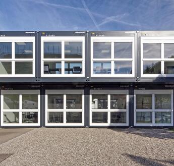 Architektonisch anspruchsvoll: Auf Wunsch des Kunden montierte ELA die Containermodule versetzt zueinander. Architektonisch anspruchsvoll: Auf Wunsch des Kunden montierte ELA die Containermodule versetzt zueinander.
