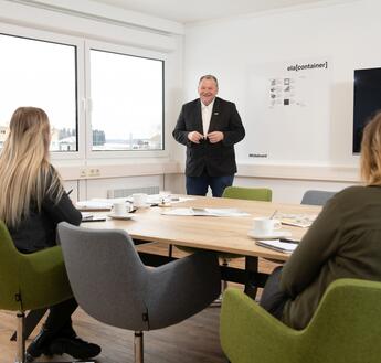 Persönlich, transparent und zuverlässig: Die ELA Berater begleiten die Kunden von der Planung bis zur Umsetzung ihrer individuellen Containeranlage. Persönlich, transparent und zuverlässig: Die ELA Berater begleiten die Kunden von der Planung bis zur Umsetzung ihrer individuellen Containeranlage.