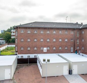 ELA löst Platzmangel des Landgerichts Oldenburg Sitzungssäle aus ELA Containern