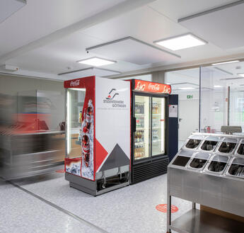 LED-Beleuchtung und Akustiksegel der Mensa aus ELA Containern LED-Beleuchtung und Akustiksegel der Mensa aus ELA Containern