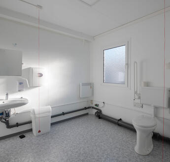 Barrierefreier Sanitärbereich der Mensa aus ELA Containern Barrierefreier Sanitärbereich der Mensa aus ELA Containern