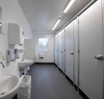Sanitärbereich der Mensa aus ELA Containern Sanitärbereich der Mensa aus ELA Containern