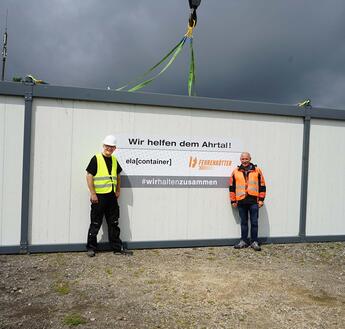 Tim Albers und Joachim Fehrenkötter vor ELA-Wohncontainer