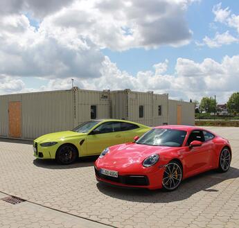 Zwei Performance-Coupés vor ELA Containern Zwei Performance-Coupés vor ELA Containern