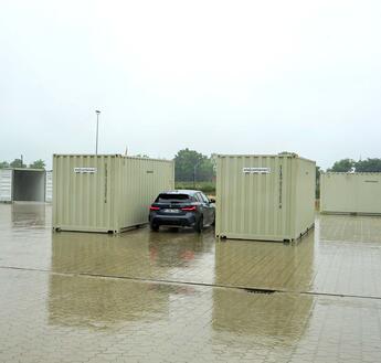 Sportwagen in einem Parcours aus ELA Containern Sportwagen in einem Parcours aus ELA Containern