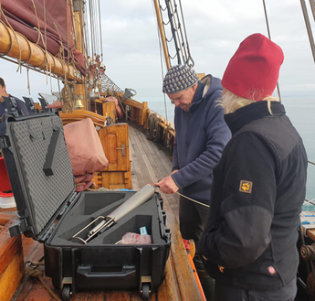 Die "Oceans Change"-Crew auf der "Dagmar Aen"