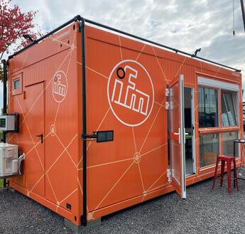 Individuell lackierter ELA Container auf der Coreum Messe Individuell lackierter ELA Container auf der Coreum Messe