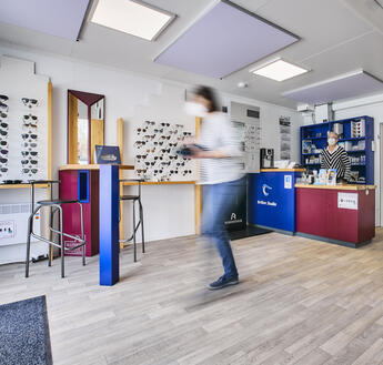 Moderne Optiker-Verkaufsräume mit Vinylboden aus ELA Containern 