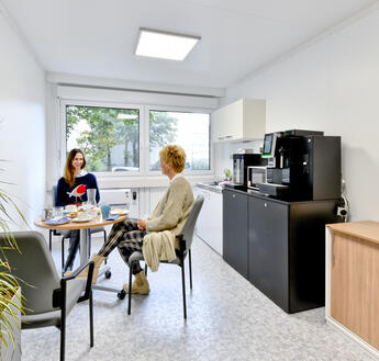 Küchen in den Sozialräumen gehören ebenfalls zur Ausstattung der schlüsselfertig gelieferten Raumlösung. Küchen in den Sozialräumen gehören ebenfalls zur Ausstattung der schlüsselfertig gelieferten Raumlösung.