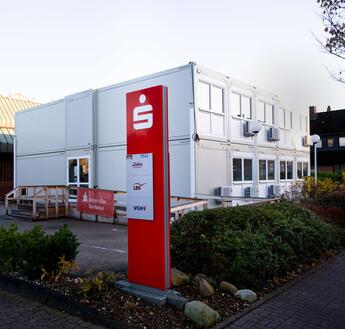 Sparkassengebäude aus ELA Containern Sparkassengebäude aus ELA Containern