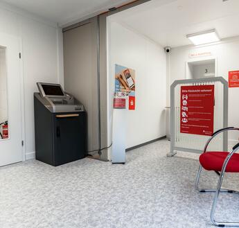 Bankautomaten für die Selbstbedienung im ELA Container