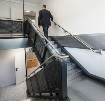 Verbindung der Containeretagen durch innenliegende Treppen.