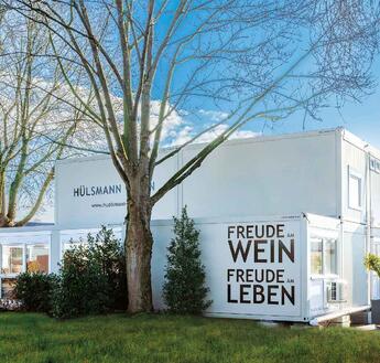 Die zweigeschossige ELA Verkaufsanlage bietet neben einem Showroom auch Büros und Aufenthaltsbereiche. Die zweigeschossige ELA Verkaufsanlage bietet neben einem Showroom auch Büros und Aufenthaltsbereiche.