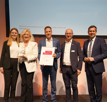 ELA Container gewinnt den Niedersächischen Außenwirtschaftspreis 2024 Die ELA Container Geschäftsführung mit Wirtschaftsminister Olaf Lies bei der Preisverleihung für den Niedersächischen Außenwirtschaftspreis