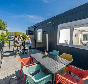 moderne Dachterrasse mit gemütlichen Lounge-Möbeln moderne Dachterrasse mit gemütlichen Lounge-Möbeln