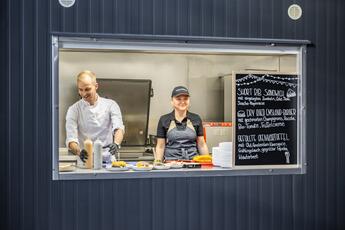 Küchenchef Nils Ludewig servierte Essen aus dem ELA Küchencontainer Küchenchef Nils Ludewig servierte Essen aus dem ELA Küchencontainer