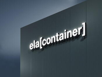 ELA Logo auf einer Hallenaußenwand mit dunklem Hintergrund