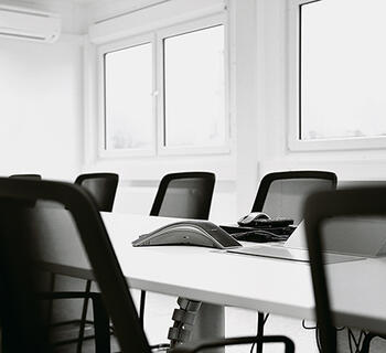 Besprechungsraum aus Container mit Nahansicht Schreibtisch