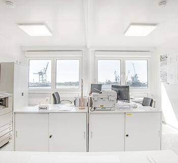 Brürocontainer eingerichtet mit Möbel